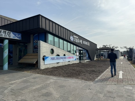 가파도 모슬포항 여객터미널 전경.