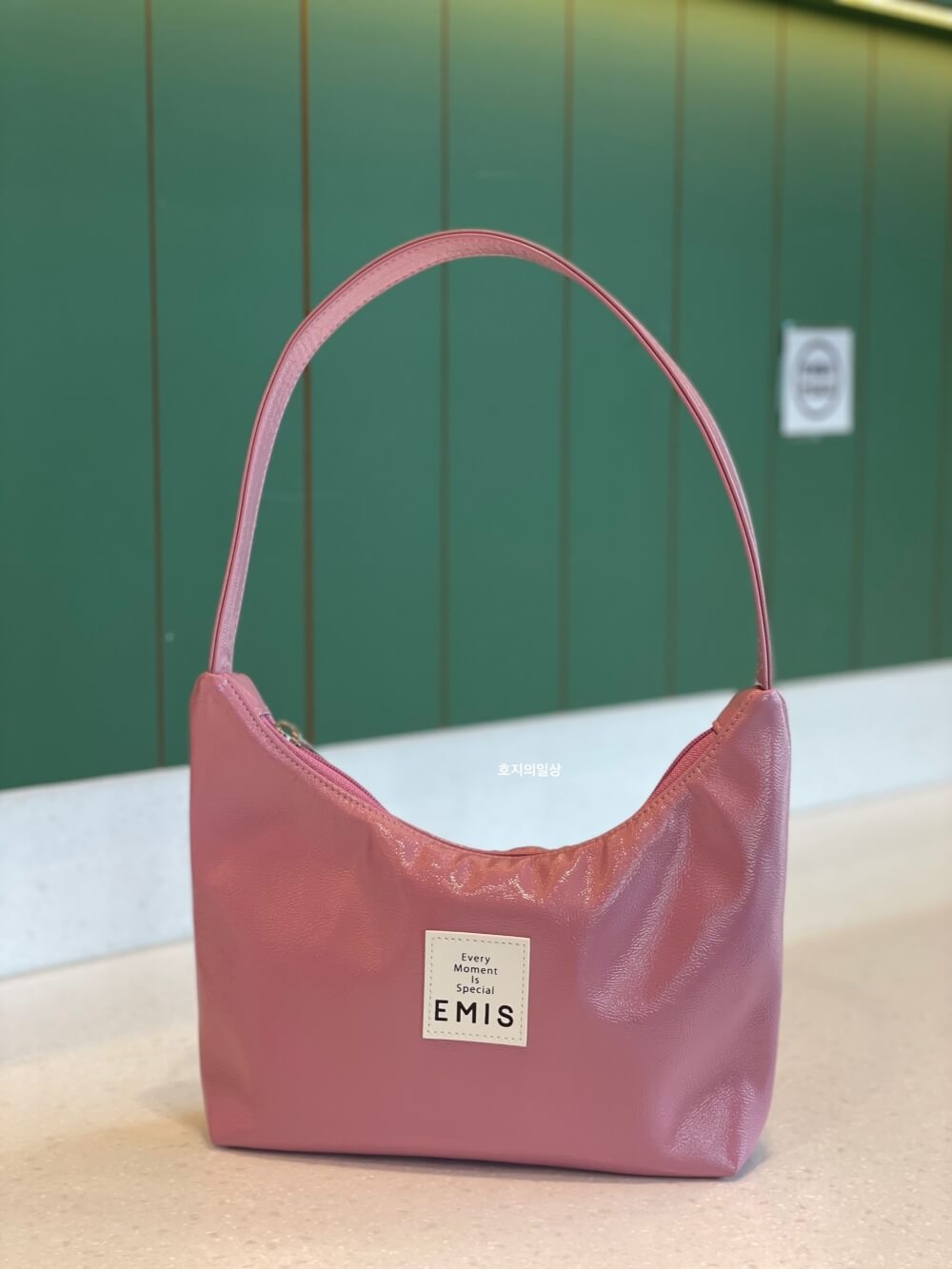 EMIS 이미스 에나멜 호보백 핑크색 - 상품 스탠딩 모습