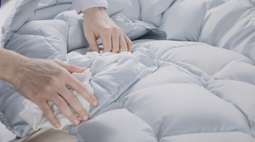 패딩 건조시 뭉침방지를 위해 만져 주고 있는 이미지