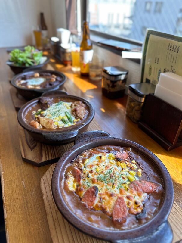 야끼카레는 치즈를 넣어 그라탕 형식으로 만든 음식인데 토핑에 따라 그 식감과 맛이 조금씩 다르다. 1위로 뽑은 돈코츠라멘이나 2위로 뽑은 모츠나베의 경우 한국에도 꽤 많이 들어와 있는 음식이지만 이 야끼카레는 한국에서 쉽게 볼 수 없는 음식이기도 하니 기회가 있다면 꼭 도전해 봤으면 좋겠다.