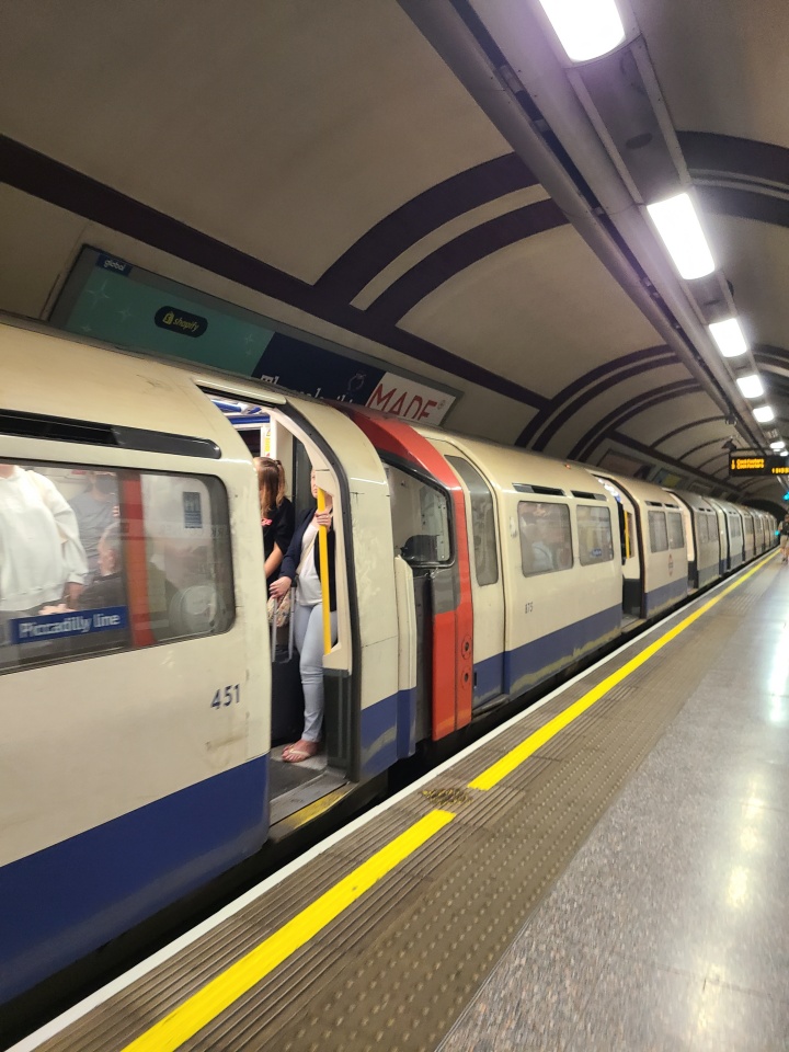 런던 지하철 사진