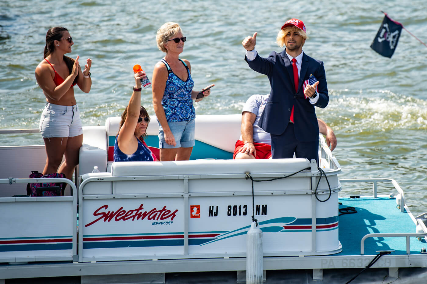  미국 플로리다 보트 퍼레이드..."아직 열기 식지 않았네" VIDEO:Trump fans including Roger Stone hold Memorial Day boat parade in Florida