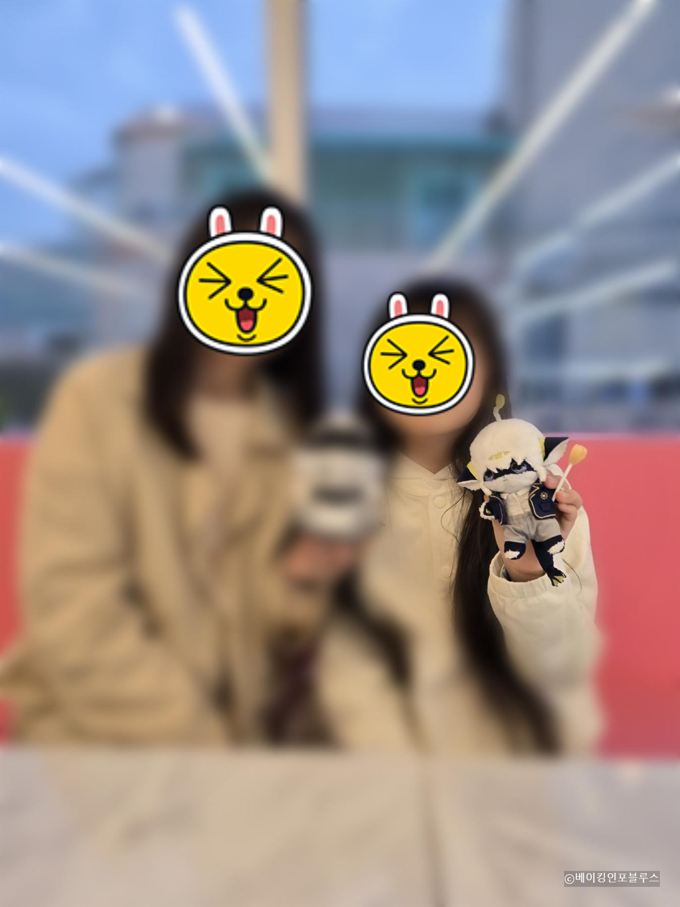 홍대-이색카페-소품공장-인형옷