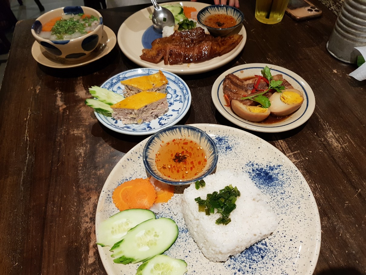 호치민 맛집 1군 벤탄시장 근처 껌땀 전문점 Com Tam Moc - 맛있는 저녁식사