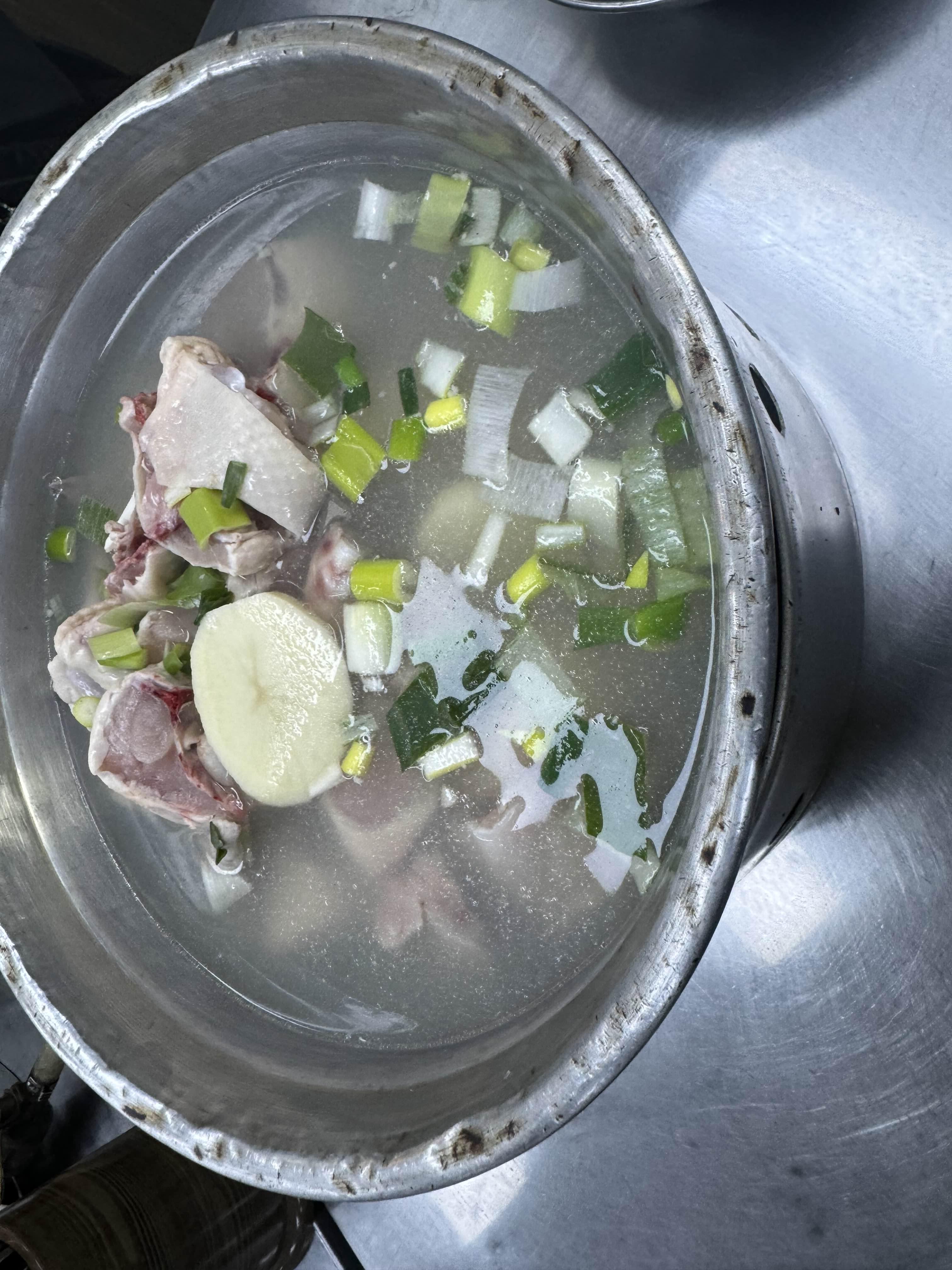  진옥화할매원조닭한마리: 종로의 시원한 육수 맛집 