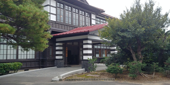 야마구치현-하기시에-위치한-메이린학사의-입구를-안내하는-표지판을-찍은-사진