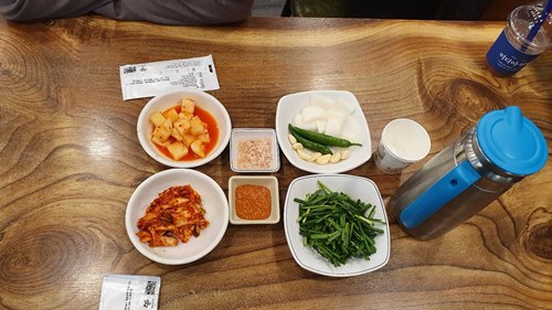 깍두기-김치-새우젓-쌈장-고추-마늘-양파-부추-종이컵-물통-일회용물티슈