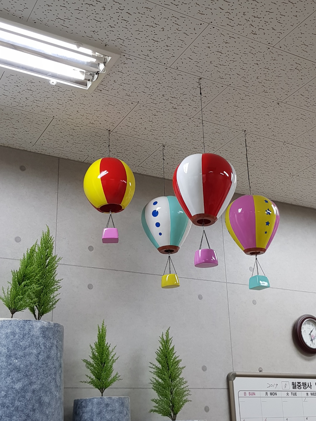  풍선을 모티브로 생각하여 비슷한 열기구 에드벌룬 조형물제작기입니다.