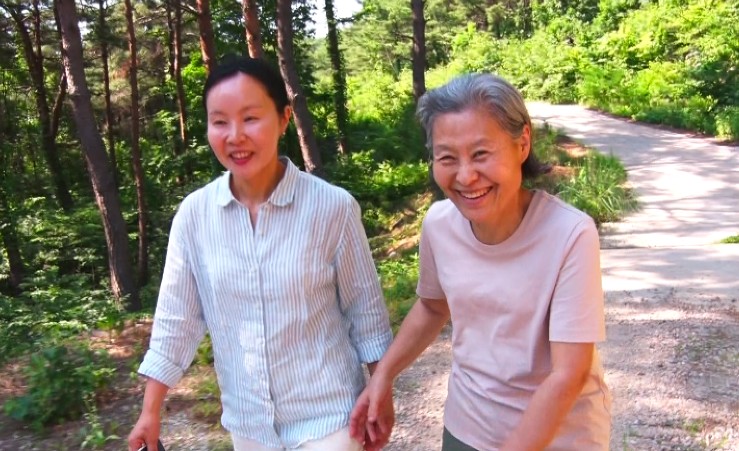 엄마와-딸이-산책한다