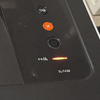상태표시등에 빨간 불이 점등된 삼성 프린터