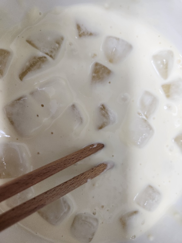 부침반죽 얼음 넣기