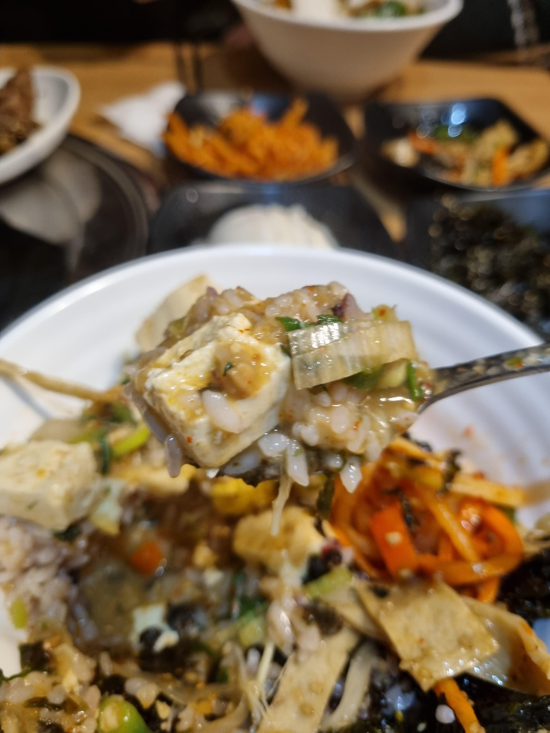 된장찌개-비빔밥을-한-큰술-뜬-사진