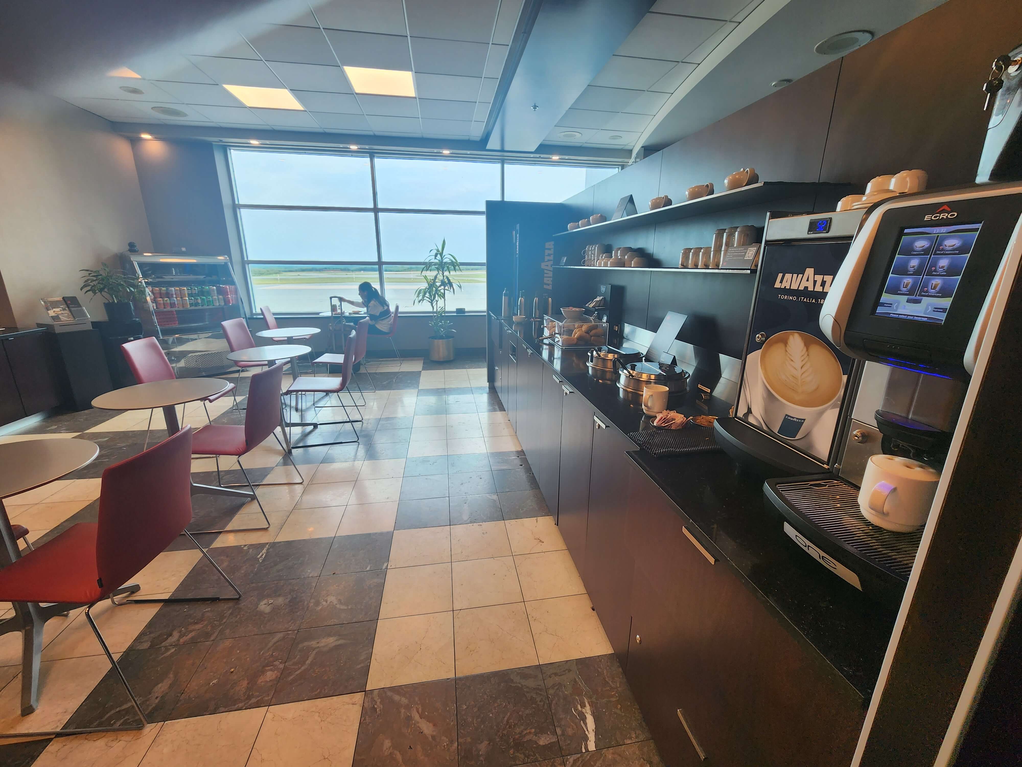 할리팩스공항 Maple Leaf Lounge 내부-3