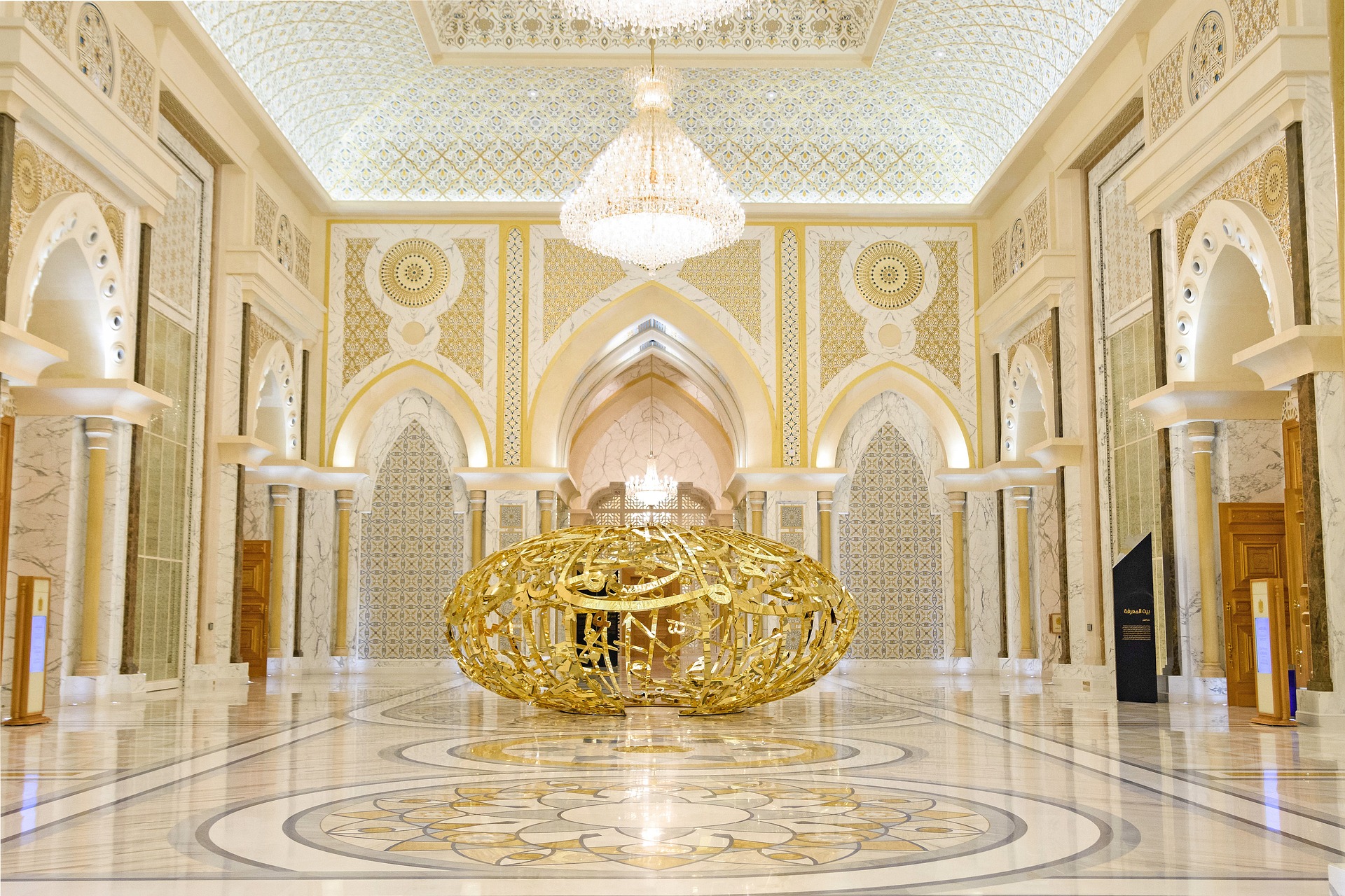 카사르 알 와탄 왕궁의 화려한 내부 모습