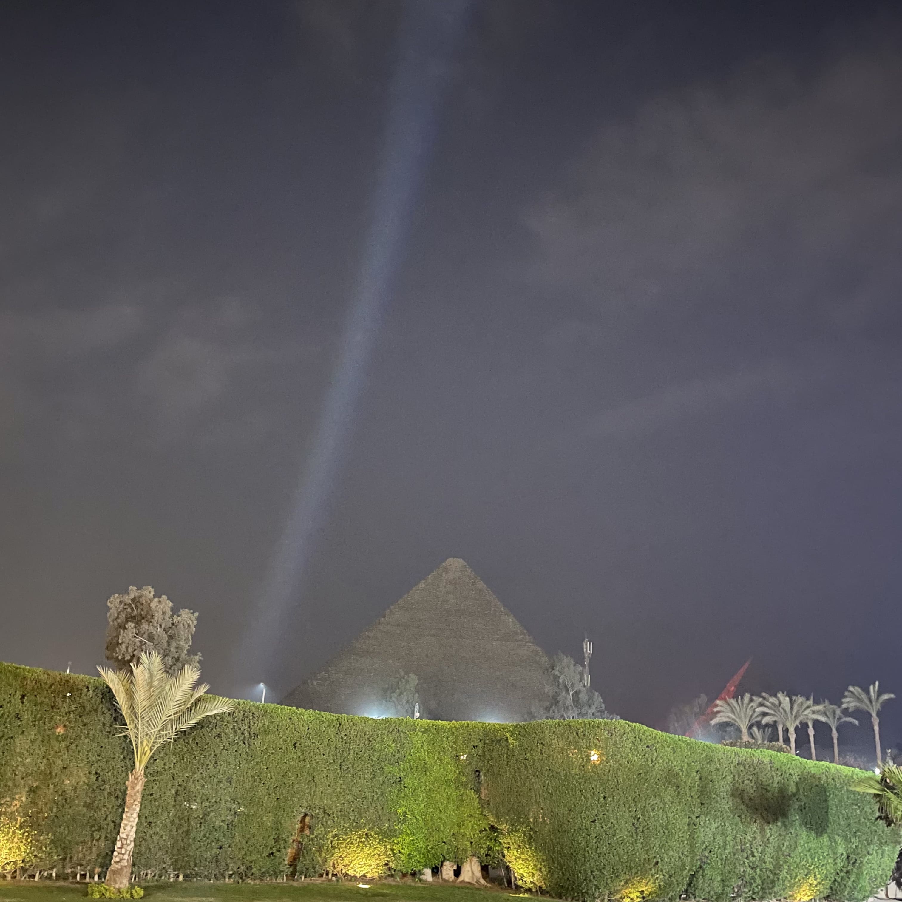 피라미드가 보이는 호텔