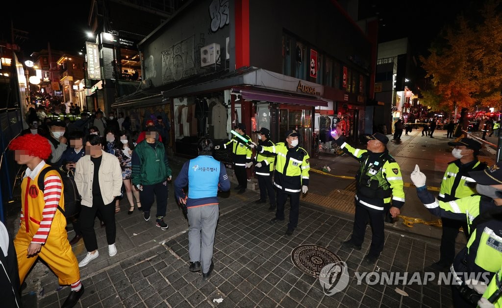 긴급출동한 경찰과 소방관에 의해 통제받고 있는 이태원 할로윈 축제 현장