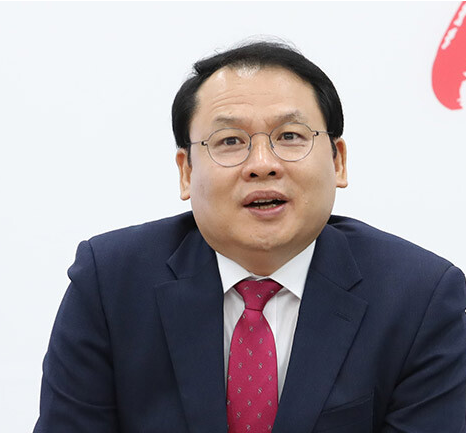 강신업이 바른미래당 입당식을 마치고 소감을 밝히는 모습