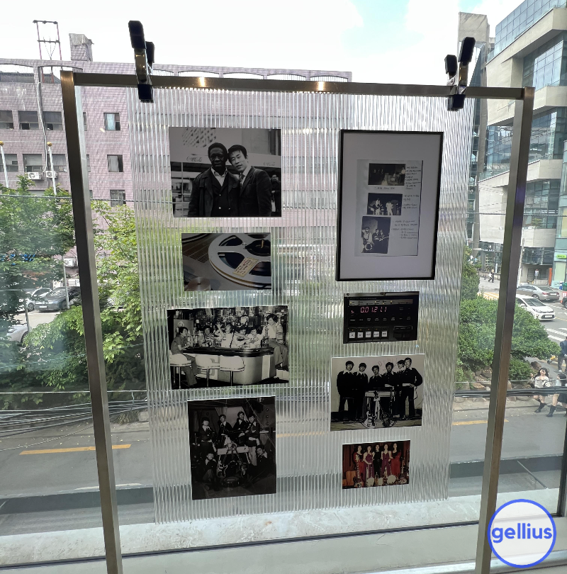성수 아디다스 팝업 스토어 2층&#44; 예전 노래 사진
