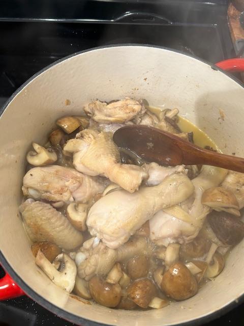 버섯에 치킨을 넣어 굽는 모습