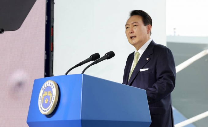  나랏빚 1075조·한전 적자 30조..文정부 '업보'가 안긴 역설