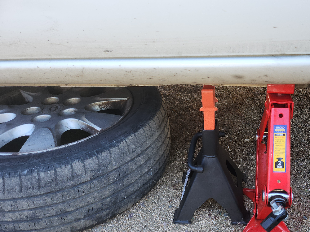 수동 자키를 이용해서 타이어를 탈거하고 안전을 위해 차량 하부에 받쳐놓는다. 더불어 안전자키도 설치한다.