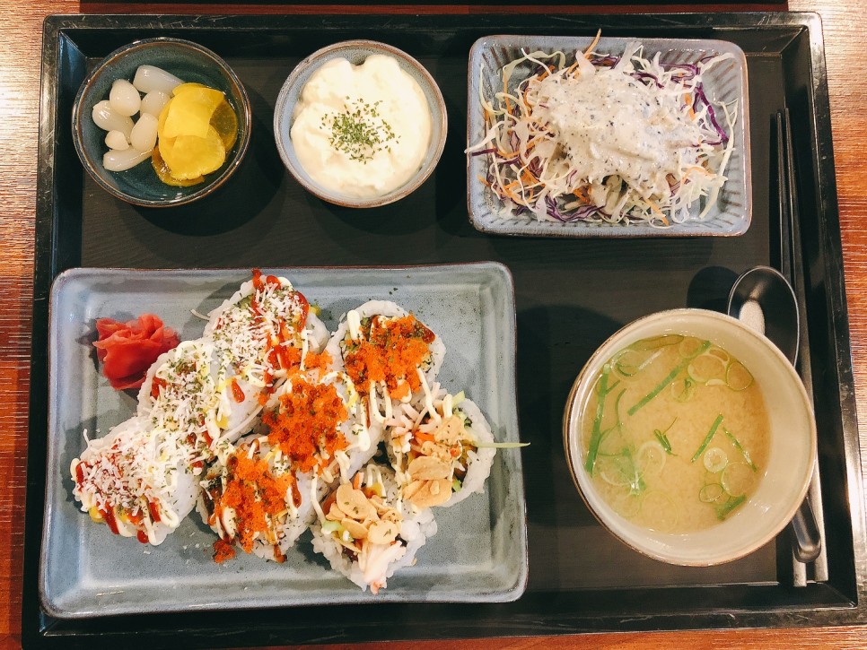 명동 푸드코트에는 홍성내포 맛집, 초밥집, 북촌손만두가 동시에 있다. 8