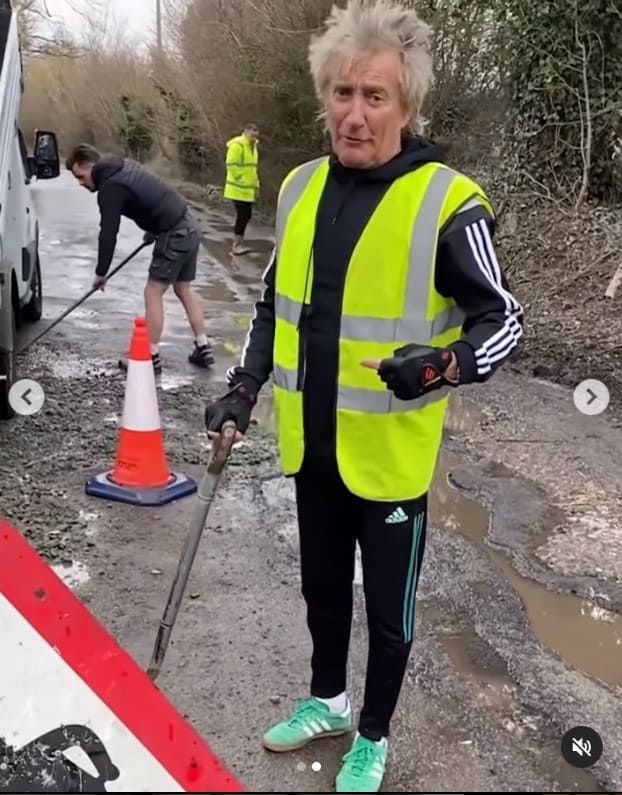 77세의 전설적 가수 로드 스튜어트 경, 답답한 마음에 포트홀 직접 손보다...그러나 VIDEO: RAC warns against DIY pothole repairs after Sir Rod Stewart takes on roadworks