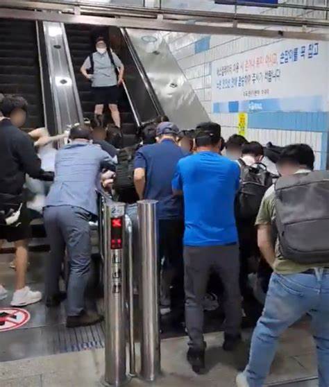  분당 수내역 에스컬레이터 역주행 사고 발생, 14명 부상