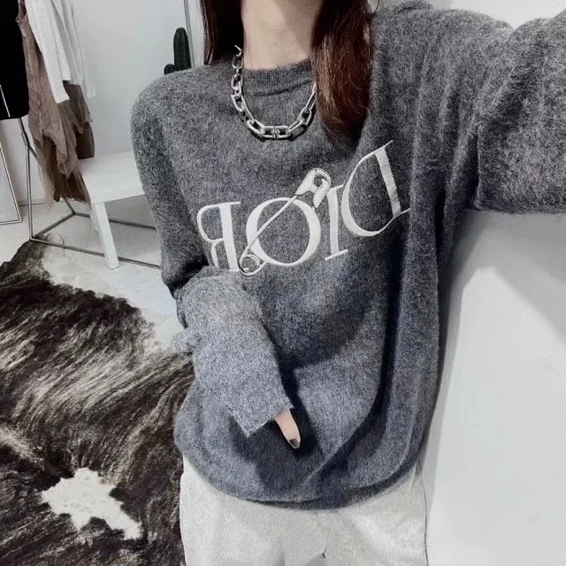 [DIOR x JUDY BLAME] 디올 X 주디블레임 클립 로고 니트 스웨터 043M610AT202_C581