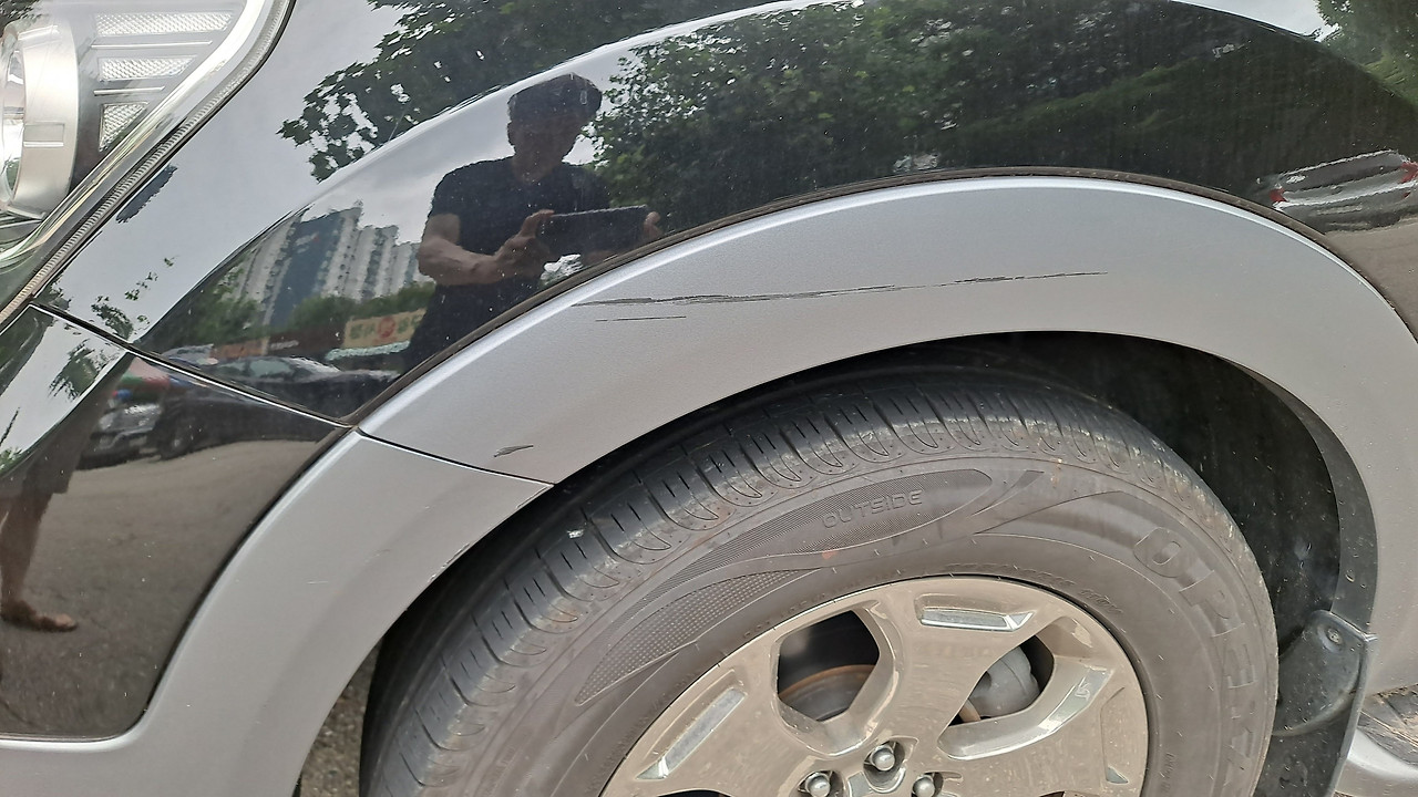 접촉 사고 난 자동차