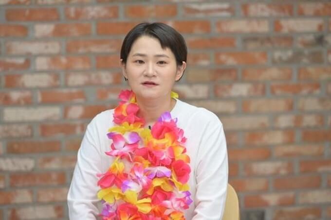방송인 김신영이 급성 후두염으로 라디오 프로그램을 불참하고 치료 중이며&#44; &#39;전국노래자랑&#39;에서도 떠날 예정이다.
소속사는 건강 상태를 체크 중이며&#44; 새 MC로 남희석이 확정되었다.
김신영은 2022년 KBS 연예대상에서 &#39;전국노래자랑&#39;으로 우수상을 수상했으며&#44; 일부 시청자들은 MC 교체에 반발하고 있다.
