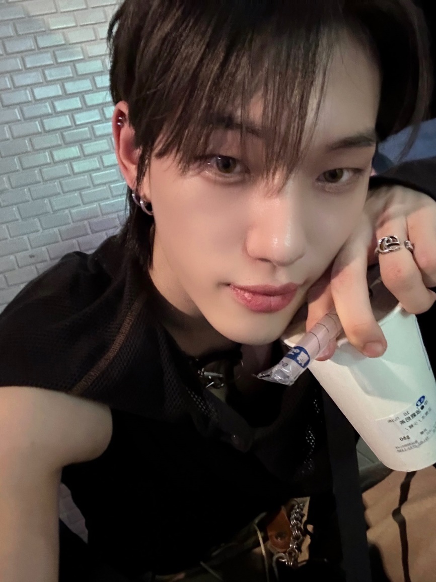 1살 차이 나는 남동생한테 자꾸 뽀뽀하는 형...jpg | 인스티즈