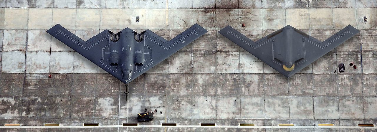 B-2 스피릿과 B-21 레이더 폭격기