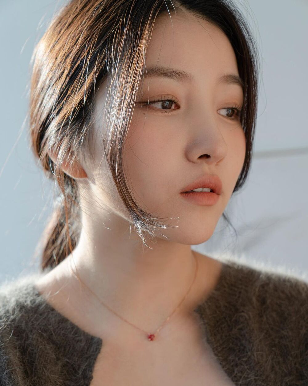  은근하게 파진 김소정(소원) 인스타그램 - 디디에두보 목걸이
