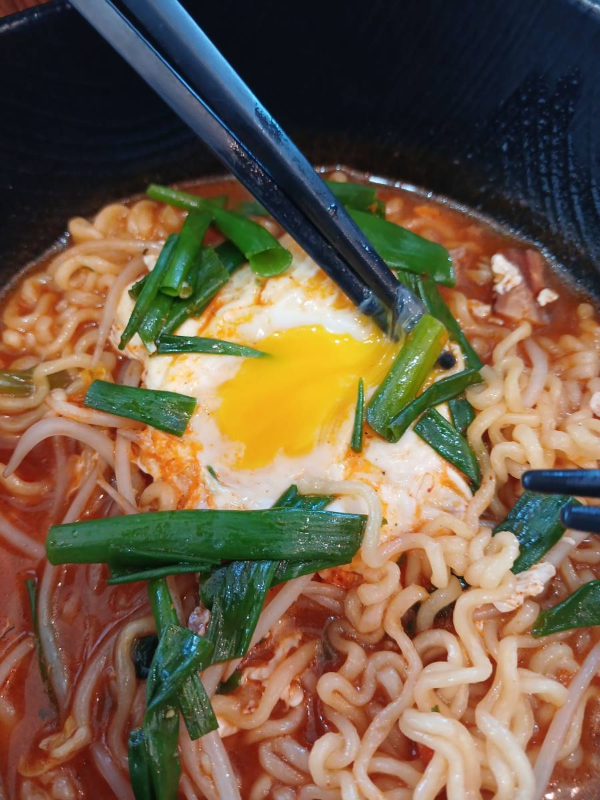 계란라면 계란 펼치다