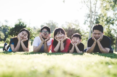5명의 가족이 풀밭에 누워 사진을 찍음
