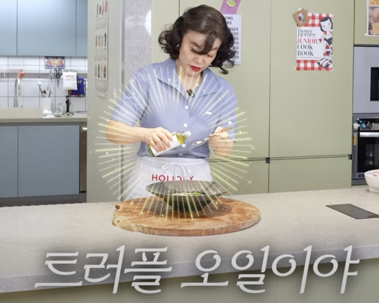 최화정의 카무트 크림 리조토를 트러플 오일로 마무리합니다.