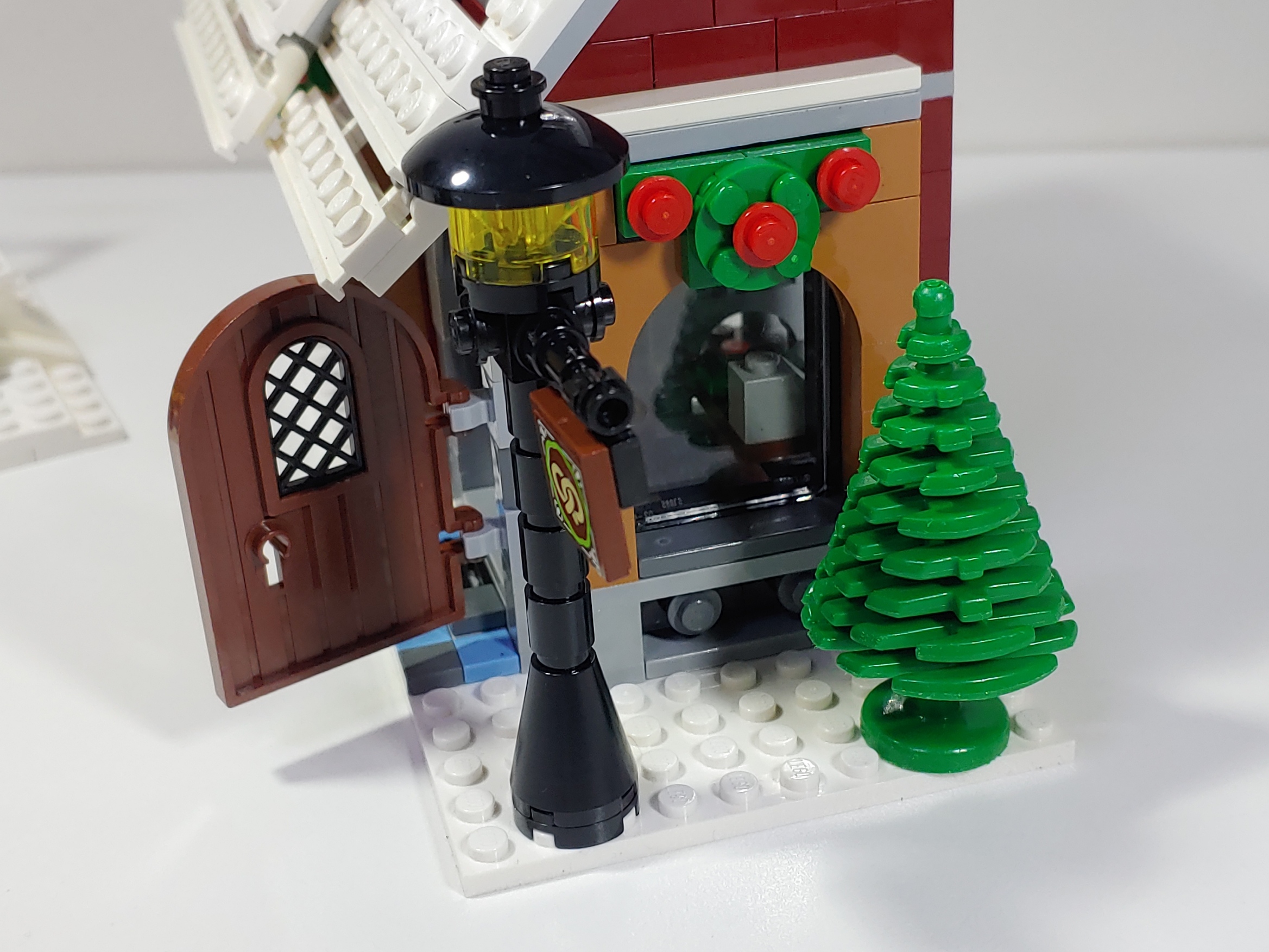 10216 Winter Village Bakery - 건물 오른쪽 가로등과 나무