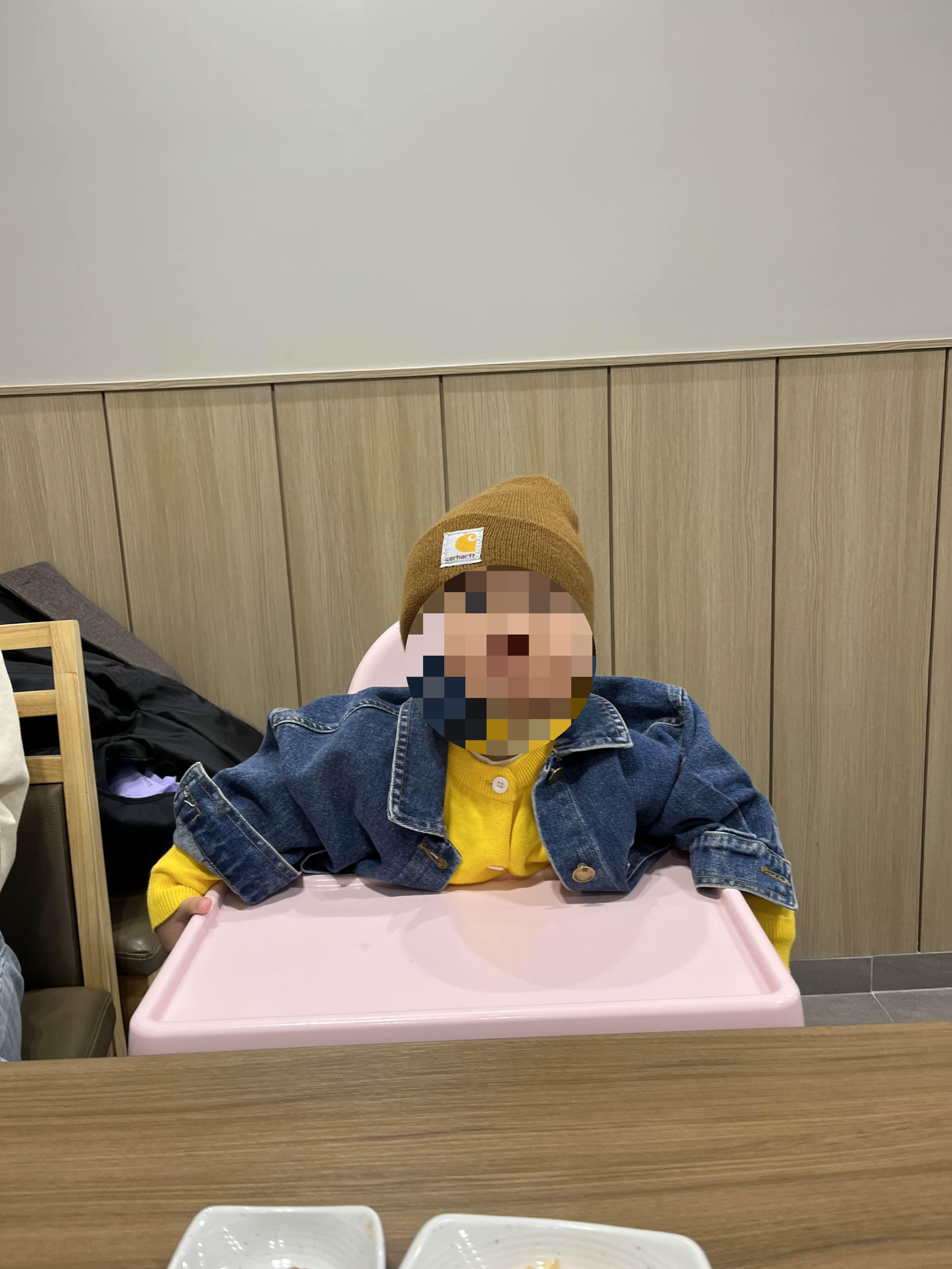 아기가 아기의자에 앉아있는 모습