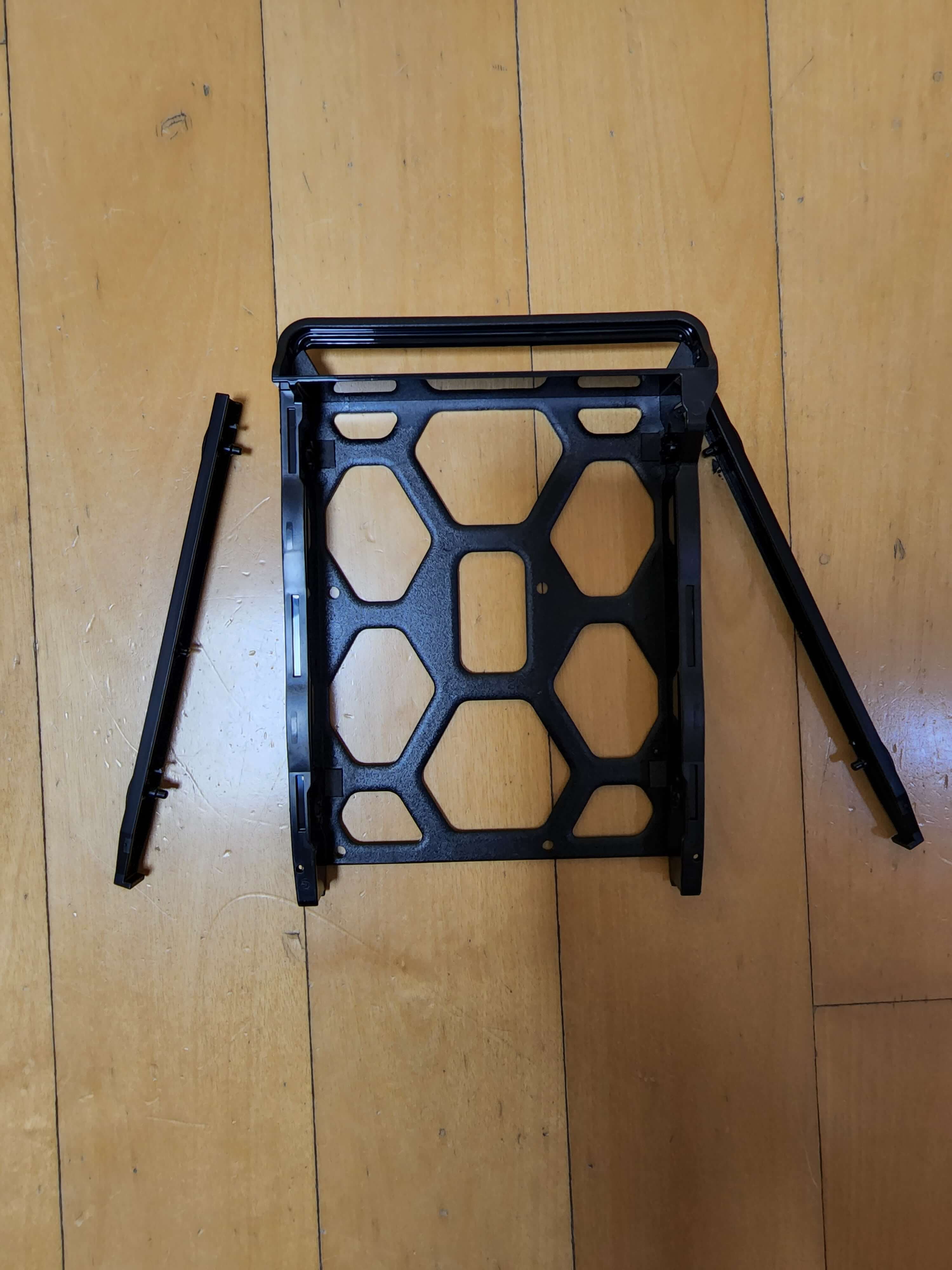 하드(HDD)는 이렇게 양 옆을 분리한 후 하드를 넣는다