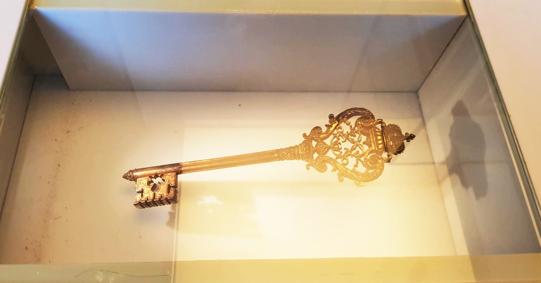 베르사유 궁전에 전시된 커다란 황금열쇠