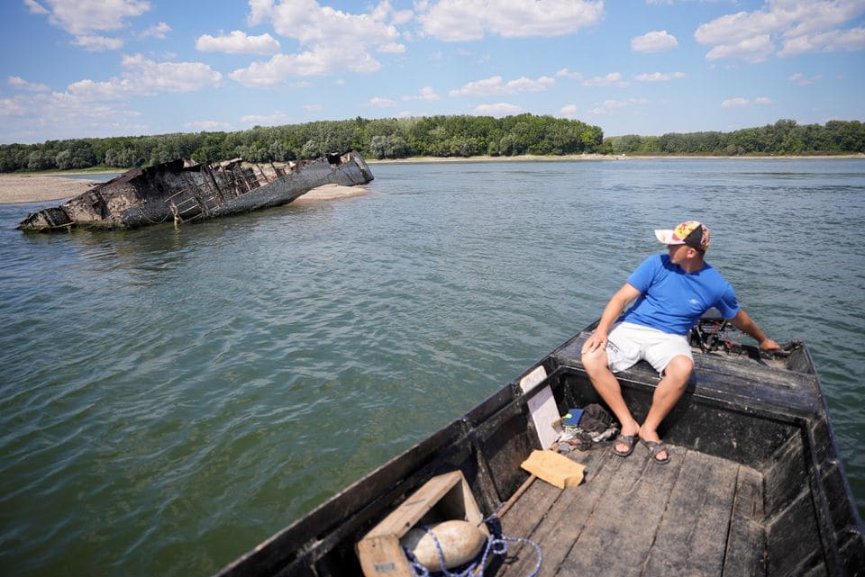 가뭄으로 수면 위로 드러난 2차 세계대전 독일 전함들 VIDEO: Low water levels on Danube reveal sunken WW2 German warships