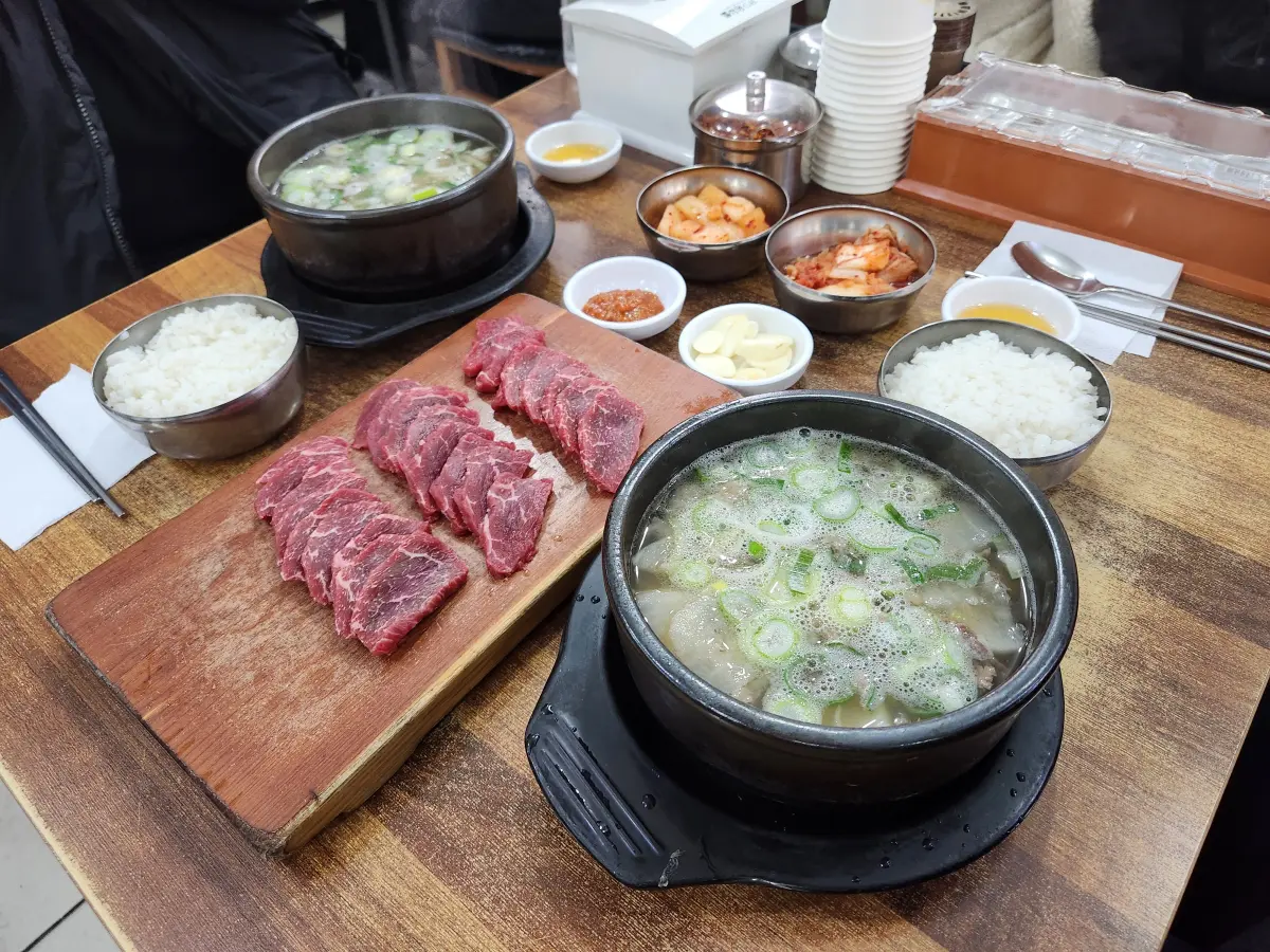 대전-성심당-근처-맛집-태평소국밥-소국밥-한우-육사시미-공기밥-기본반찬-김치-깍두기-쌈장-마늘