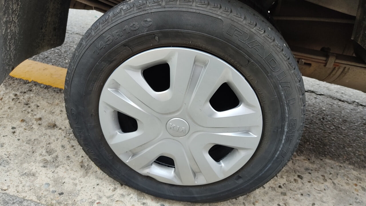 타이어 손상된 모습