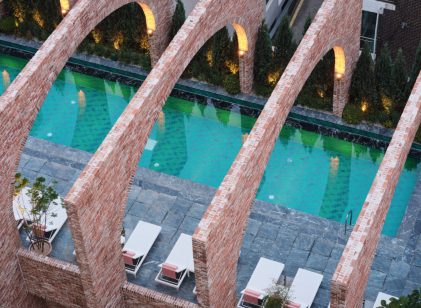 야외 수영장 OUTDOOR POOL