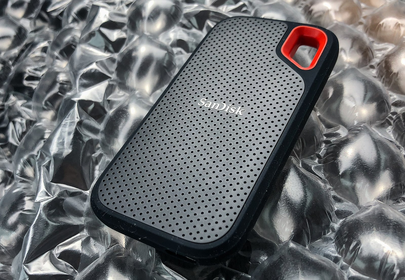  외부활동에는 SanDisk Extreme Portable 1Tb 외장하드가 쓸만합니다.