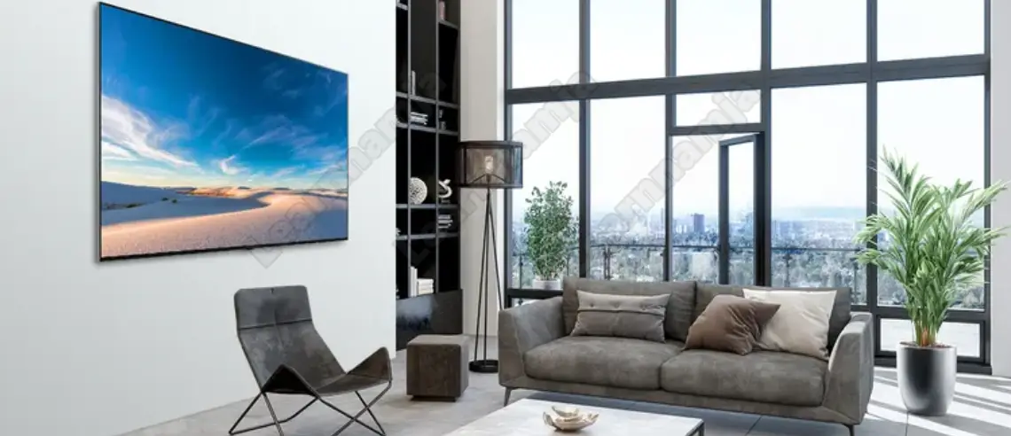 거실 벽에 걸려있는 LG QNED MiniLED 99 시리즈 8K TV