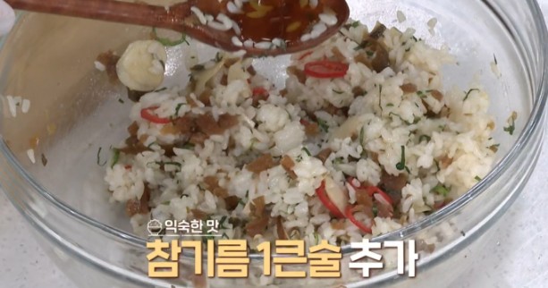 참기름을-넣는다