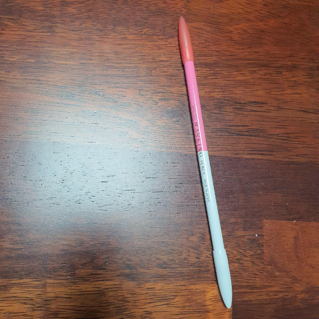 연필 형태 두가지 색 쵸크