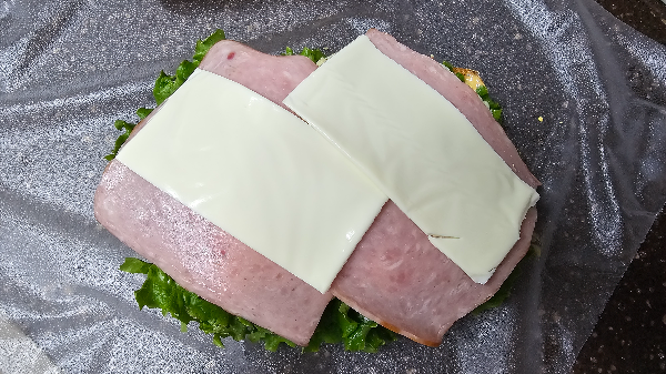 재료를 차례로 올려 샌드위치를 만들어요